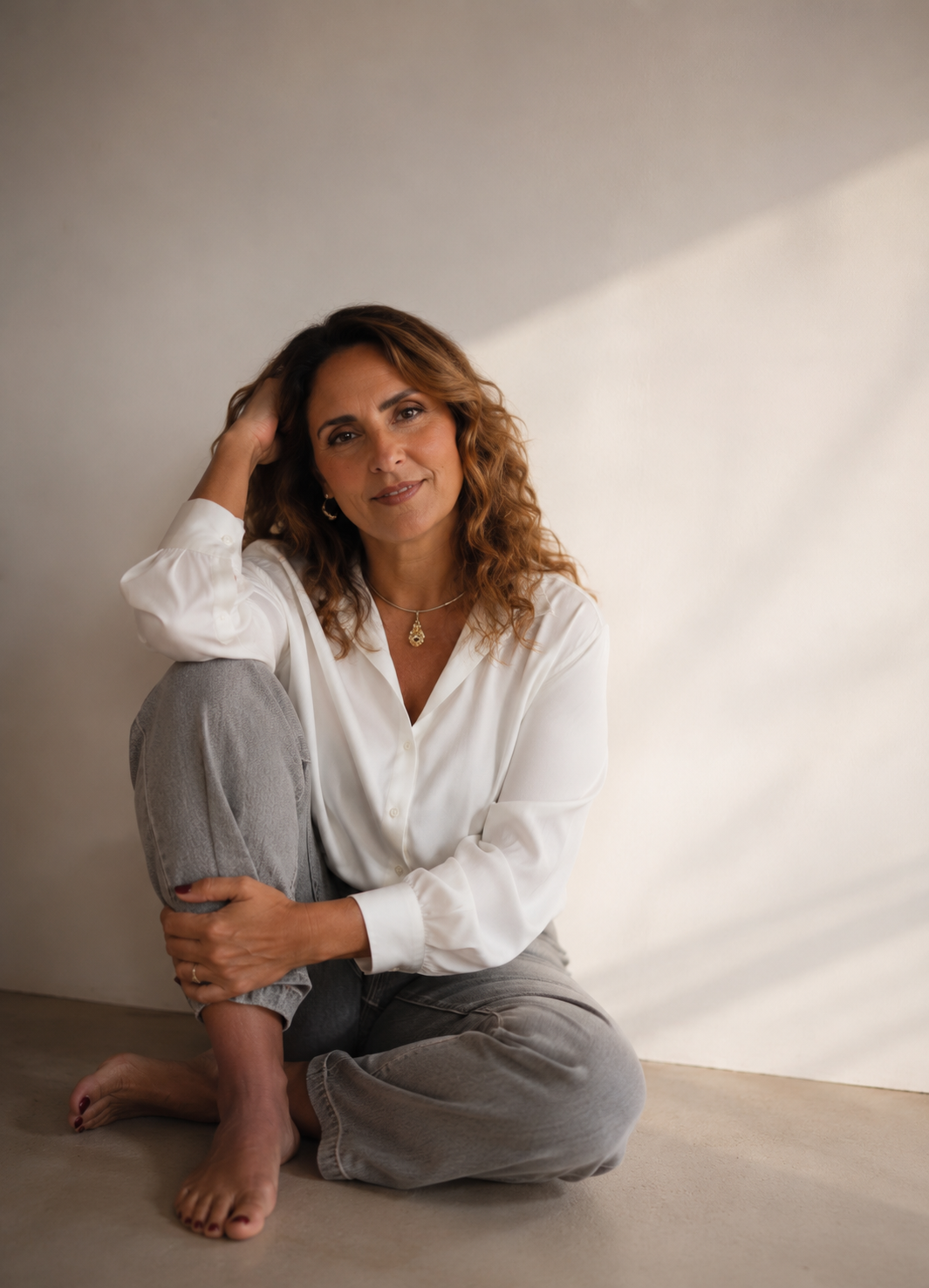 Gi Ferreira sorrindo, blusa branca